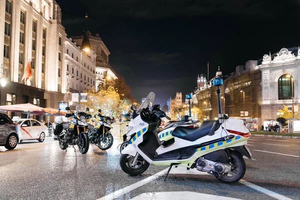 Motocicletas policiales en la entrada de la Gran Vía de Madrid a —  Fotos de Stock