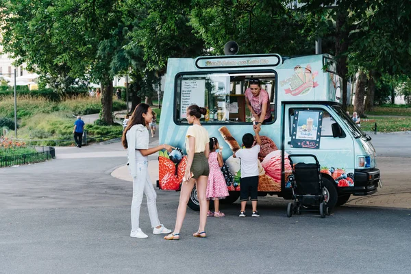 Gente comprando helados — Foto de Stock