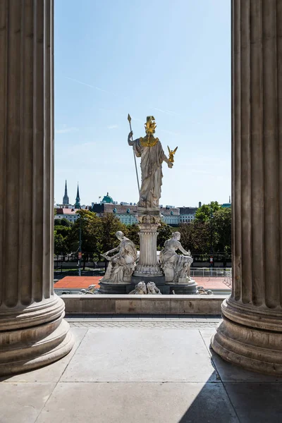 Pallas Athena çeşme ve Avusturya Parlamento Binası — Stok fotoğraf