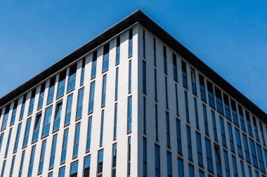 modern ofis binası düşük açılı görünüş