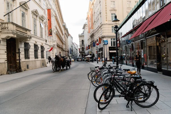 Scena ulicy w zabytkowym centrum miasta — Zdjęcie stockowe