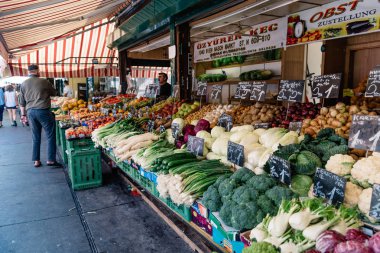 Viyana Naschmarkt. Bir gıda ve bit pazarı.
