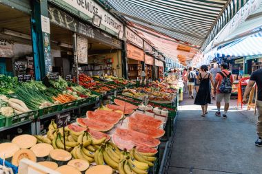 Viyana Naschmarkt. Bir gıda ve bit pazarı.