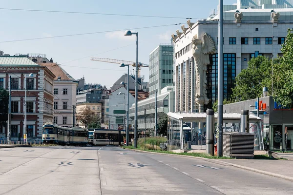 Tramway in Karlsplatz in Vienna — Stock Photo, Image