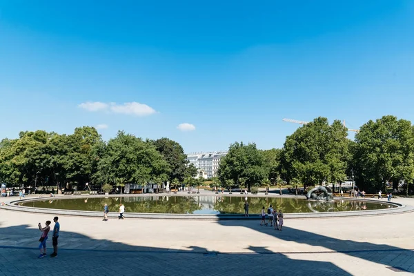 Oczka wodnego w Karlsplatz w Wiedniu — Zdjęcie stockowe