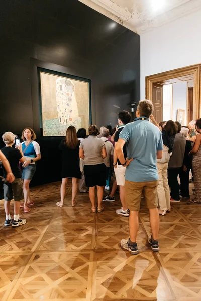 Visitantes en el Palacio Belvedere de Viena — Foto de Stock