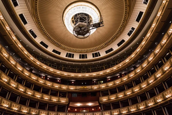 Lustre de l'Opéra national de Vienne — Photo