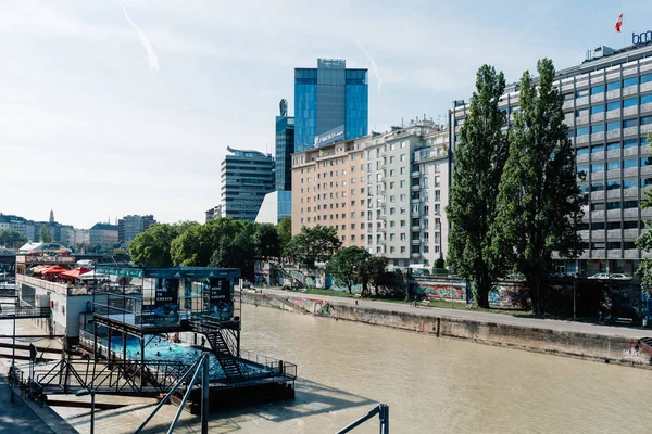 Εξωτερική πισίνα εγκατεστημένη στο κανάλι του Δούναβη στη Βιέννη — Φωτογραφία Αρχείου
