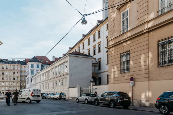Policías en la calle en el centro histórico de Viena — Foto de Stock