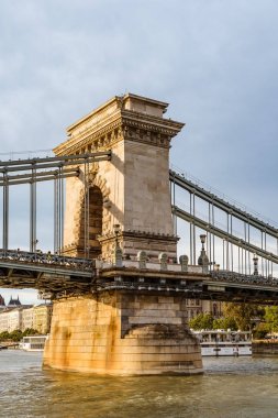 Tuna Nehri Budapeşte'üzerinde Szechenyi zincir köprü