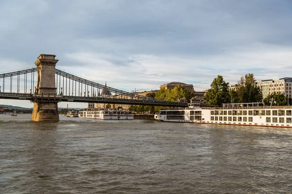 Κρουαζιερόπλοιων στον ποταμό Δούναβη στη Βουδαπέστη — Φωτογραφία Αρχείου
