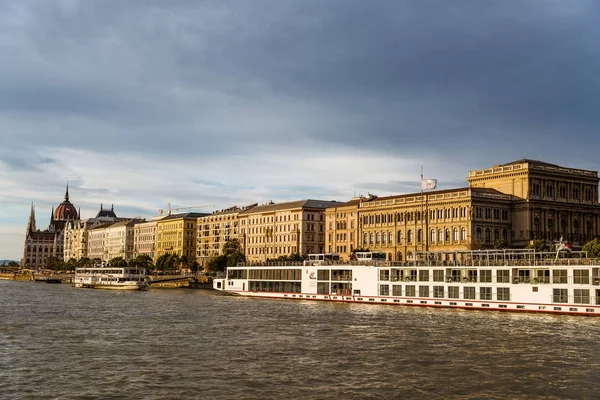 Κρουαζιερόπλοιων στον ποταμό Δούναβη στη Βουδαπέστη — Φωτογραφία Αρχείου