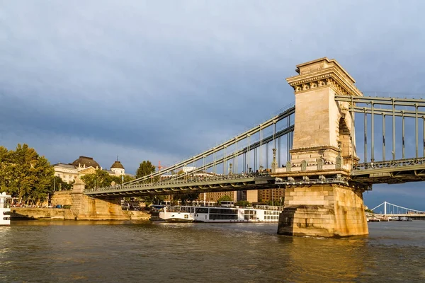 Αλυσσιδωτή Γέφυρα πάνω από τον ποταμό Δούναβη στη Βουδαπέστη — Φωτογραφία Αρχείου