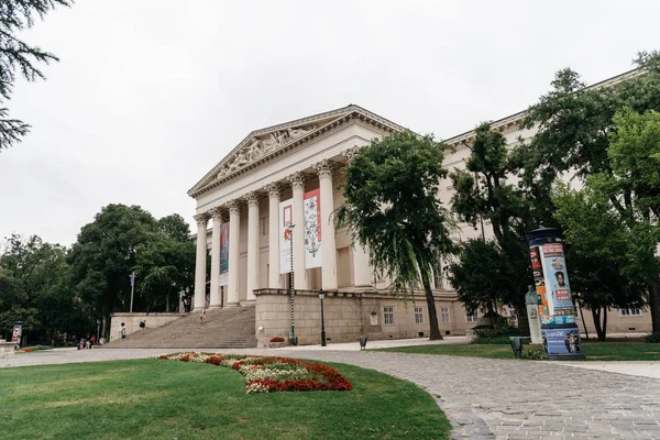 Ungerska nationalmuseet i Budapest en molnig dag av sommar — Stockfoto