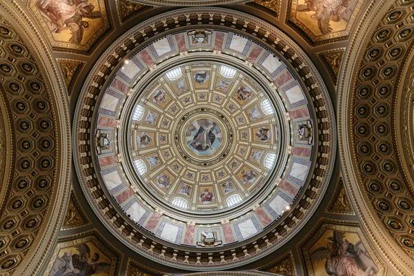 Vista ad angolo basso della cupola della Basilica di Santo Stefano a Budapest — Foto Stock