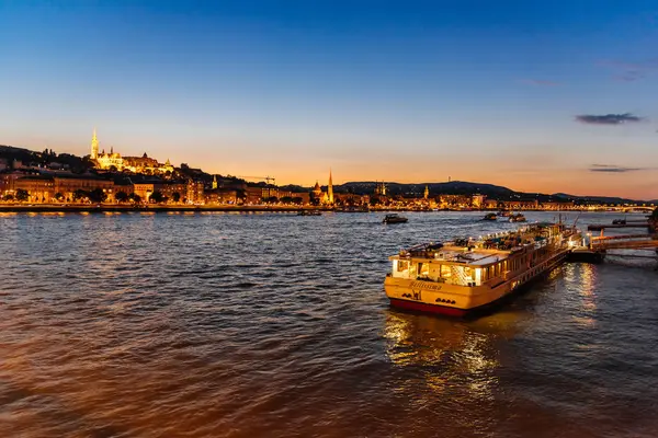 Κρουαζιερόπλοιο για τους τουρίστες που είναι αγκυροβολημένο στον ποταμό Δούναβη στη Βουδαπέστη, στο ν — Φωτογραφία Αρχείου