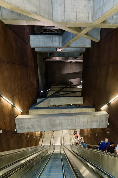 Vista interior de Fovam ter, una estación de metro de Budapest en la línea 4 —  Fotos de Stock