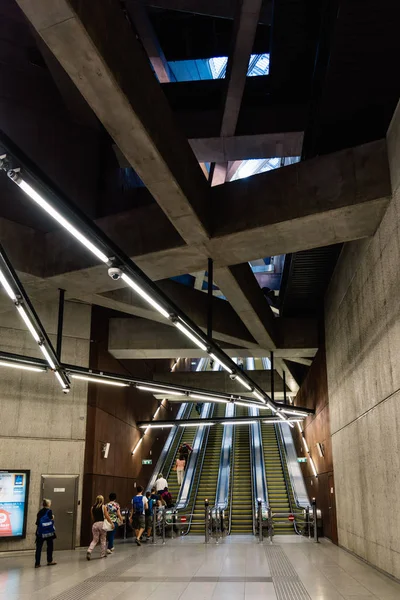 Innenansicht von fovam ter, einer Budapester Metrostation der Linie 4 — Stockfoto