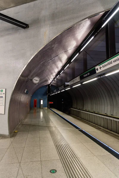Innenansicht von fovam ter, einer Budapester Metrostation der Linie 4 — Stockfoto