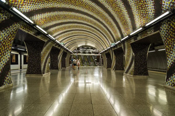 Vista interior de Fovam ter, una estación de metro de Budapest en la línea 4 —  Fotos de Stock