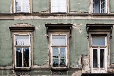 Yaşlı eski bina cephe