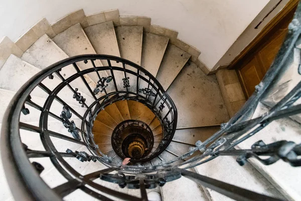 Vista ad alto angolo della scala a chiocciola — Foto Stock