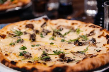 Güzel klasik İtalyan Pizza Pizza içinde