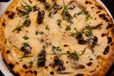 Güzel klasik İtalyan Pizza Pizza içinde