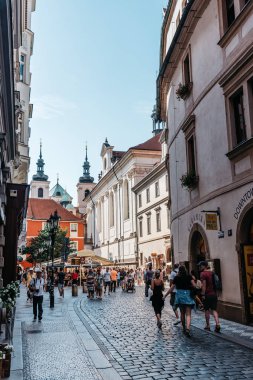 Pitoresk eski ile Prag tarihi merkezinde kalabalık Caddesi
