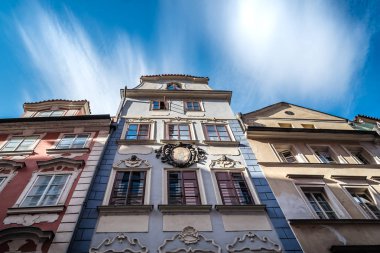 Düşük açılı görüntülemek eski binalar tarihi Prag'ın merkezinde