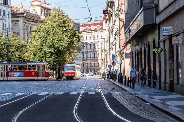 Tranvía rojo en el centro histórico de Praga — Foto de Stock