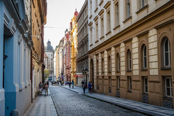 Calle en el centro histórico de Praga con pintoresco edificio antiguo — Foto de Stock