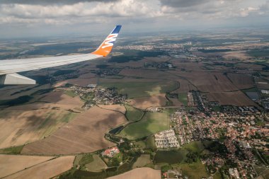 Yükseklik uçuş sırasında uçağın kanadının şaşırtıcı görünümü