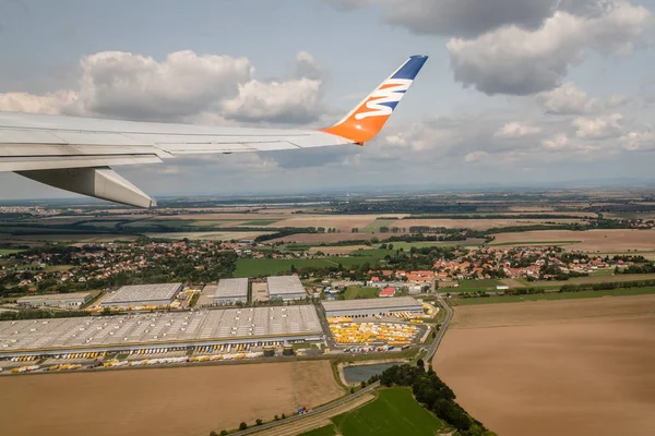 Increíble vista del ala del avión en altitud durante el vuelo — Foto de Stock