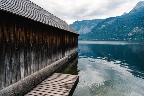 Γραφική θέα στη λίμνη Hallstatt και εξοχικών σπιτιών σε Αυστριακές Άλπεις — Φωτογραφία Αρχείου