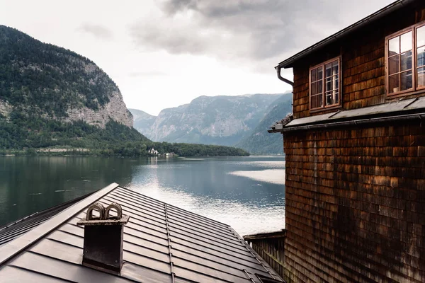 Γραφική θέα στη λίμνη Hallstatt και σπίτι σε Αυστριακές Άλπεις — Φωτογραφία Αρχείου