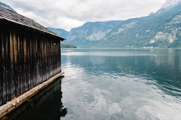 Γραφική θέα στη λίμνη Hallstatt και εξοχικών σπιτιών σε Αυστριακές Άλπεις — Φωτογραφία Αρχείου