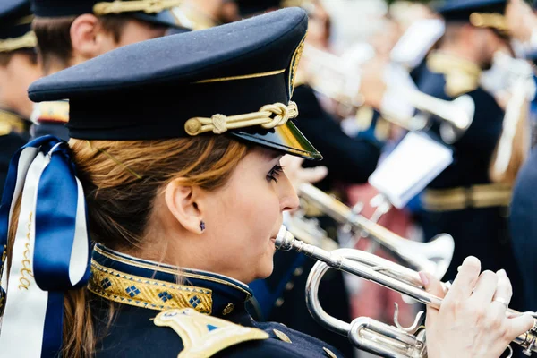 Donna che suona la tromba con la banda musicale in processione di Pasqua in C — Foto Stock