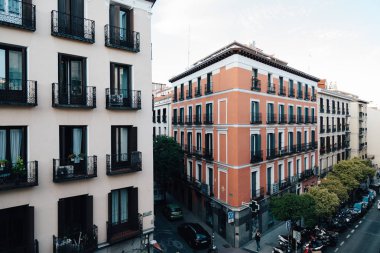 Madrid'da Chueca bölgesinde binaların yüksek açılı görünüş 