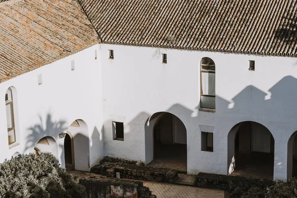 Высокоугольный вид на двор в замке христианских королей в — стоковое фото