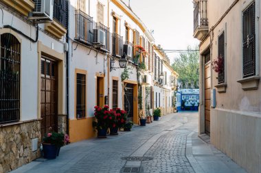 Cordoba ile Yahudi Mahallesi eski tipik dar sokak 