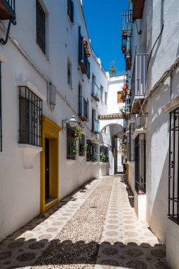 Cordoba ile Yahudi Mahallesi eski tipik dar sokak 