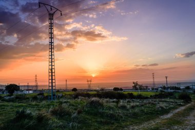 Gün batımında elektrik güç hatları