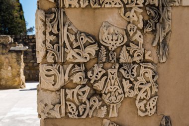 Eski duvarlar Madinat al-Zehra arkeolojik kümedeki görmek