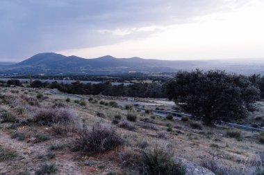 Gün batımında yolda kırsal