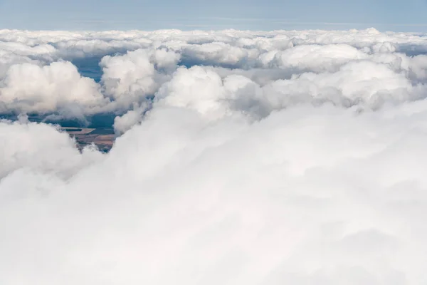 Beyaz Cumulus bulutları pencere uçak görüldü — Stok fotoğraf