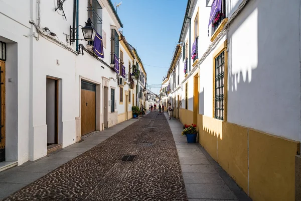 Vecchia strada tipica nel quartiere Alcazar Viejo di Cordova — Foto Stock