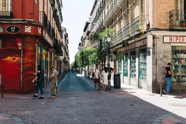 Gatubilden i Malasaña distrikt i Madrid — Stockfoto