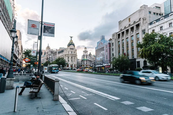 Alcala cadde ve Metropolis bina Madrid — Stok fotoğraf