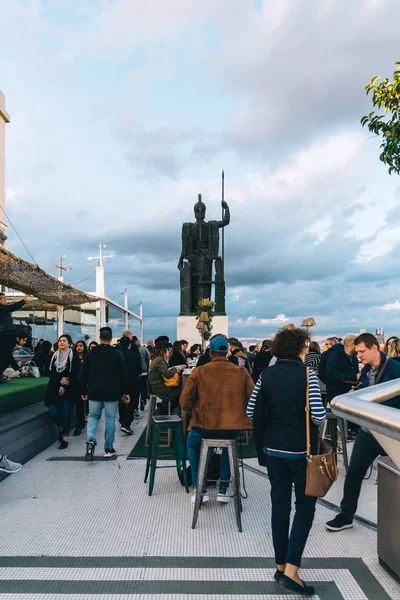 Gente disfrutando en la cafetería del Círculo de Bellas Artes de Madrid roo —  Fotos de Stock